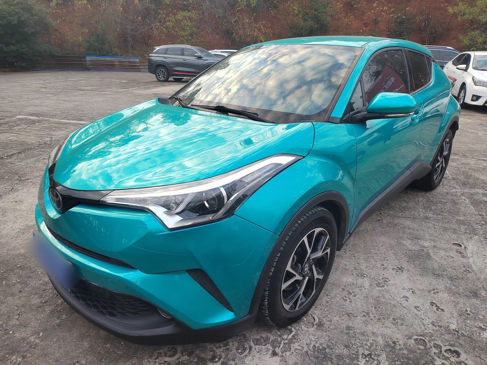 تحت مقدمة السيارة