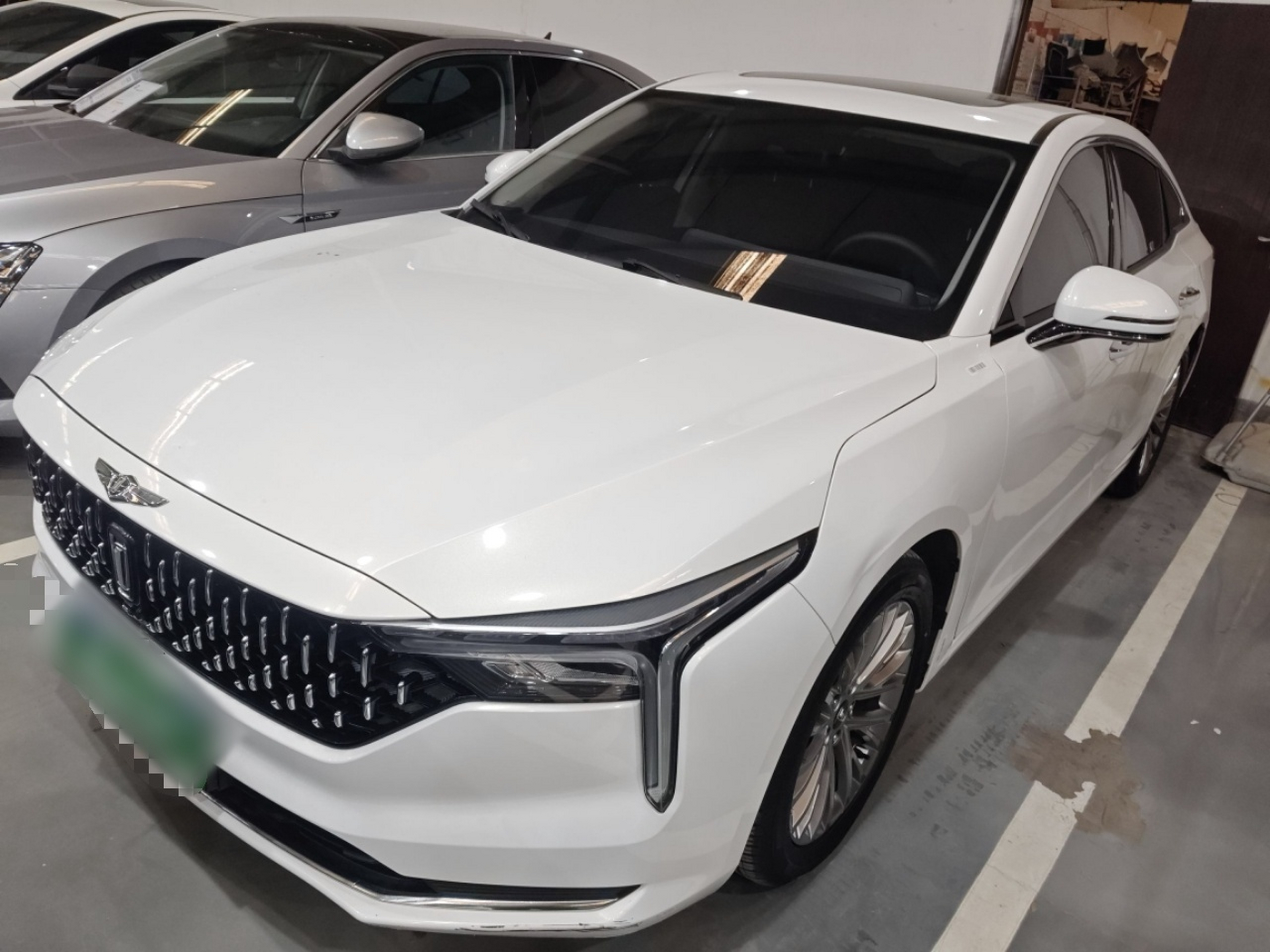 تحت مقدمة السيارة