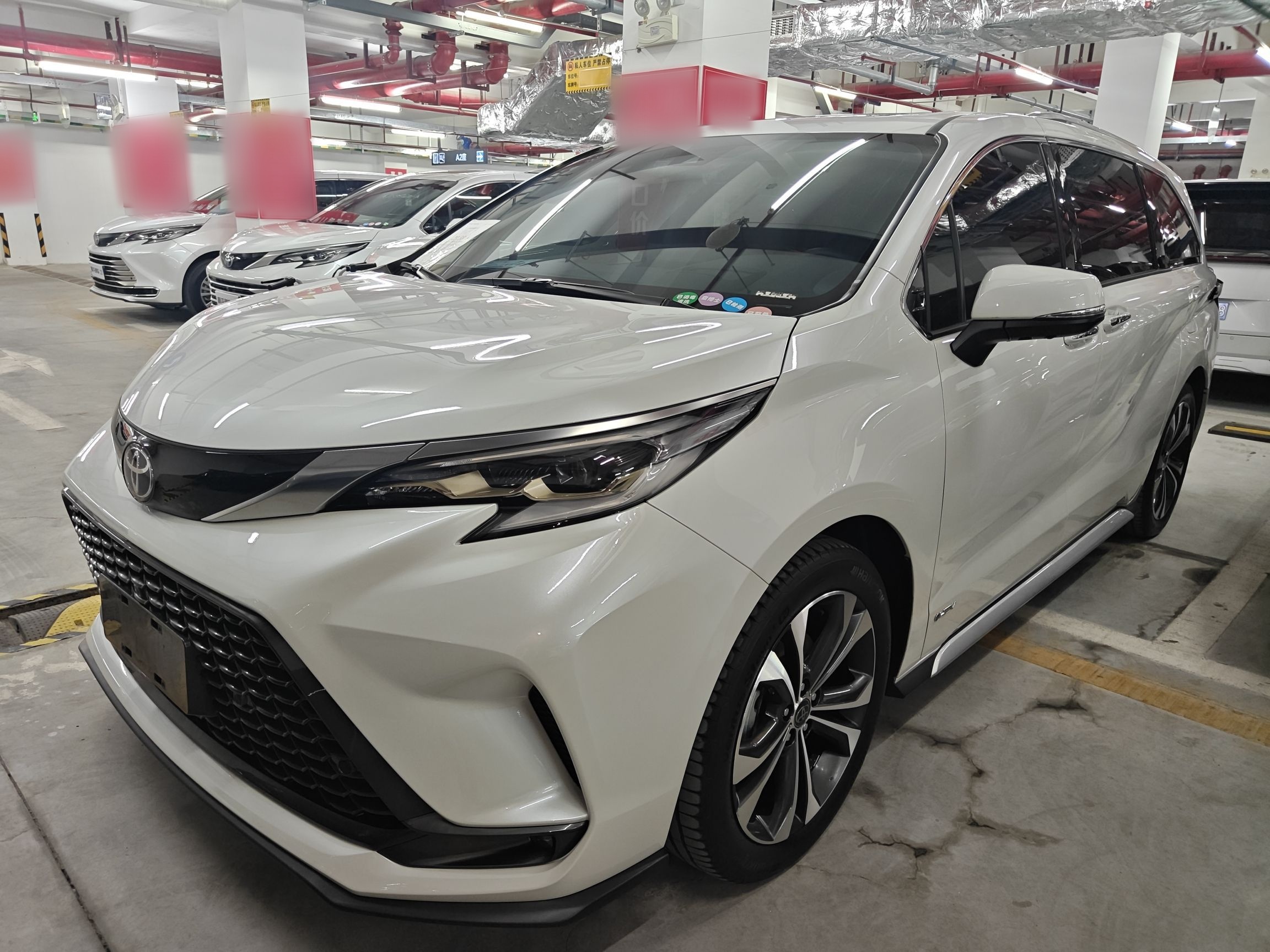 تحت مقدمة السيارة