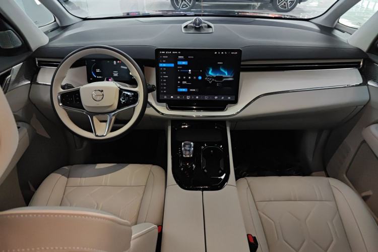 Used Volvo EM90 2025 Ultra Six-Seater
