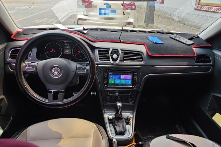 Used Volkswagen Cross Lavida 2014 1.6L Automatic Center Console