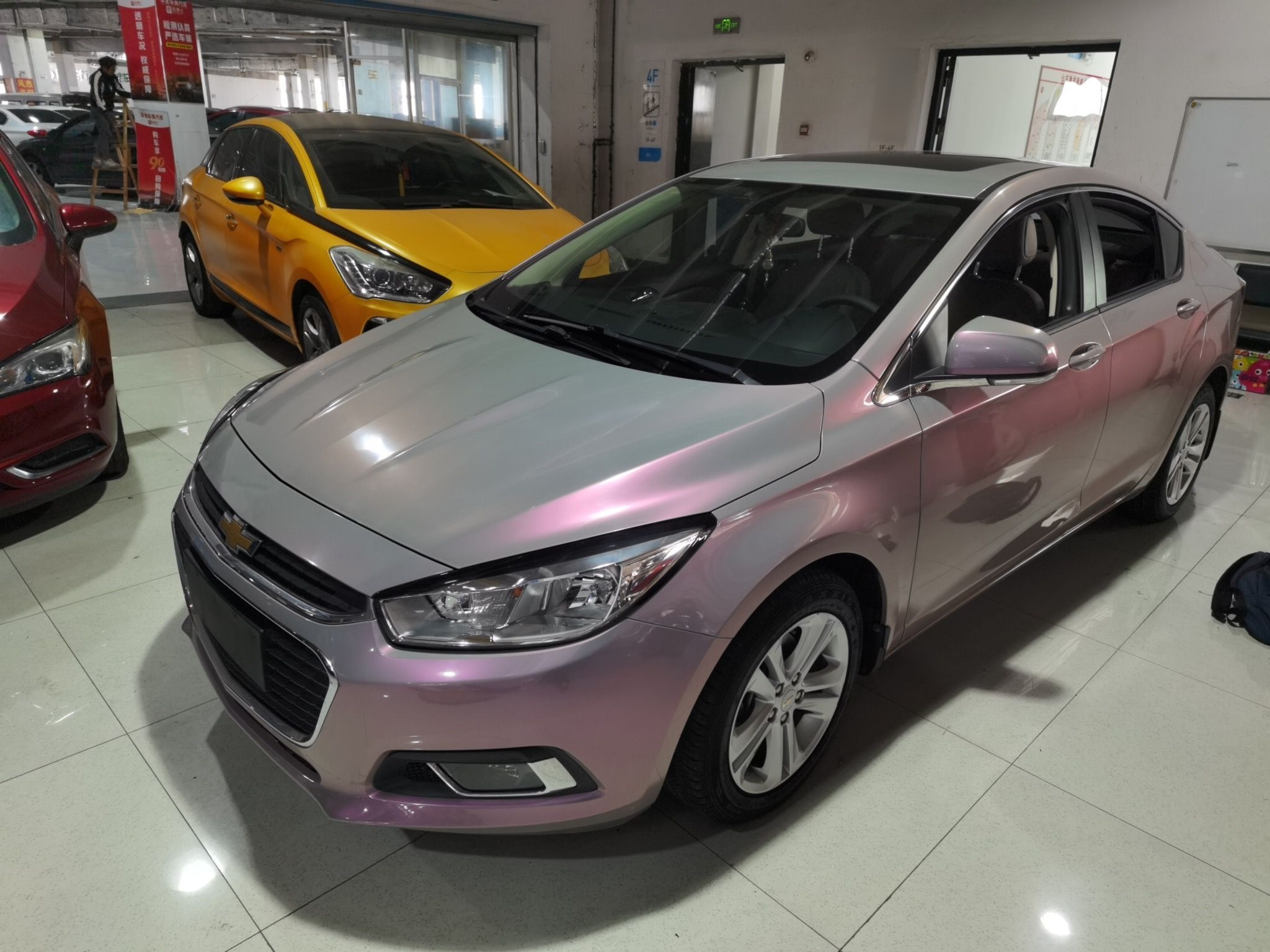 تحت مقدمة السيارة