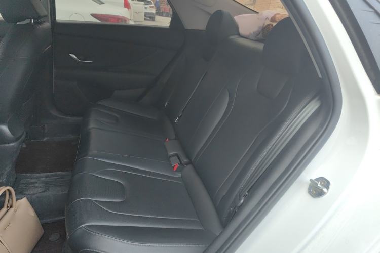 Used Hyundai Elantra 2021 1.5L CVT LUX Prestige Edition Interior 4