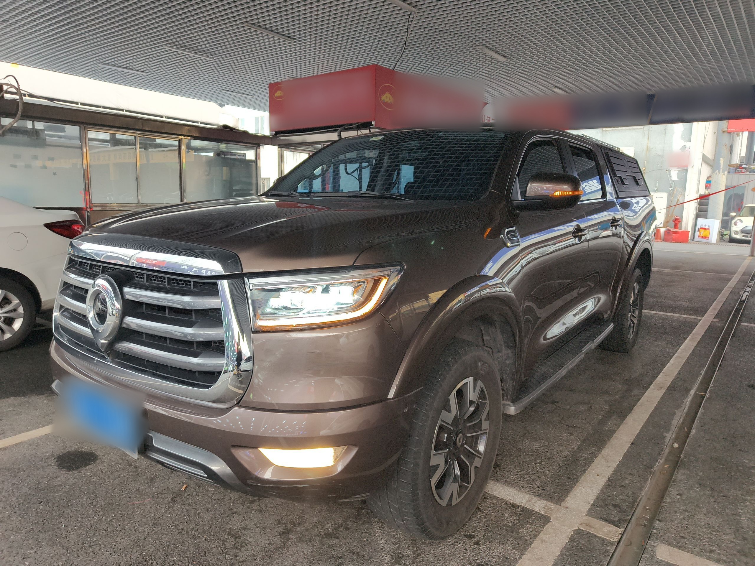 تحت مقدمة السيارة