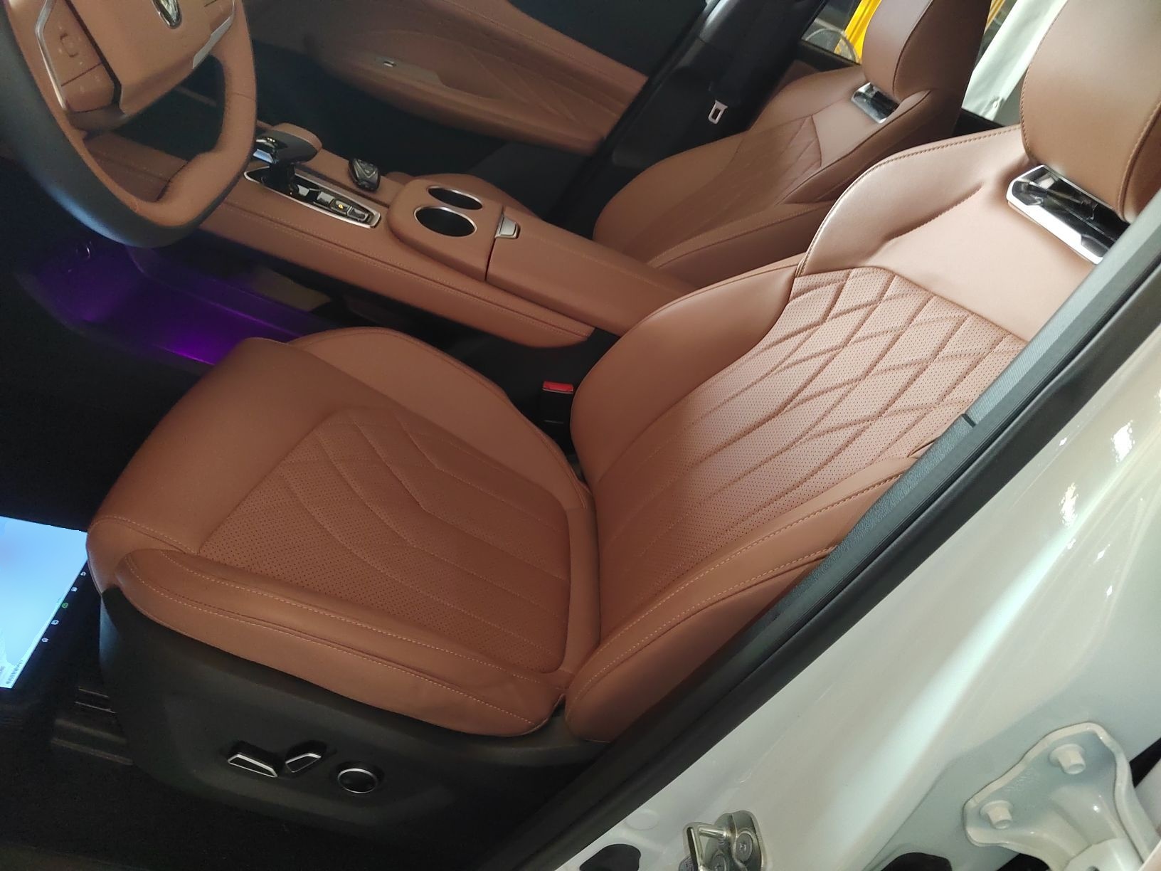 المقاعد الأمامية داخل السيارة