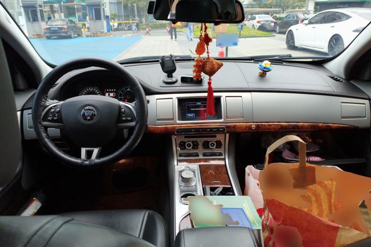 Used Jaguar XF 2014 XF 2.0T Luxury Edition Center Console