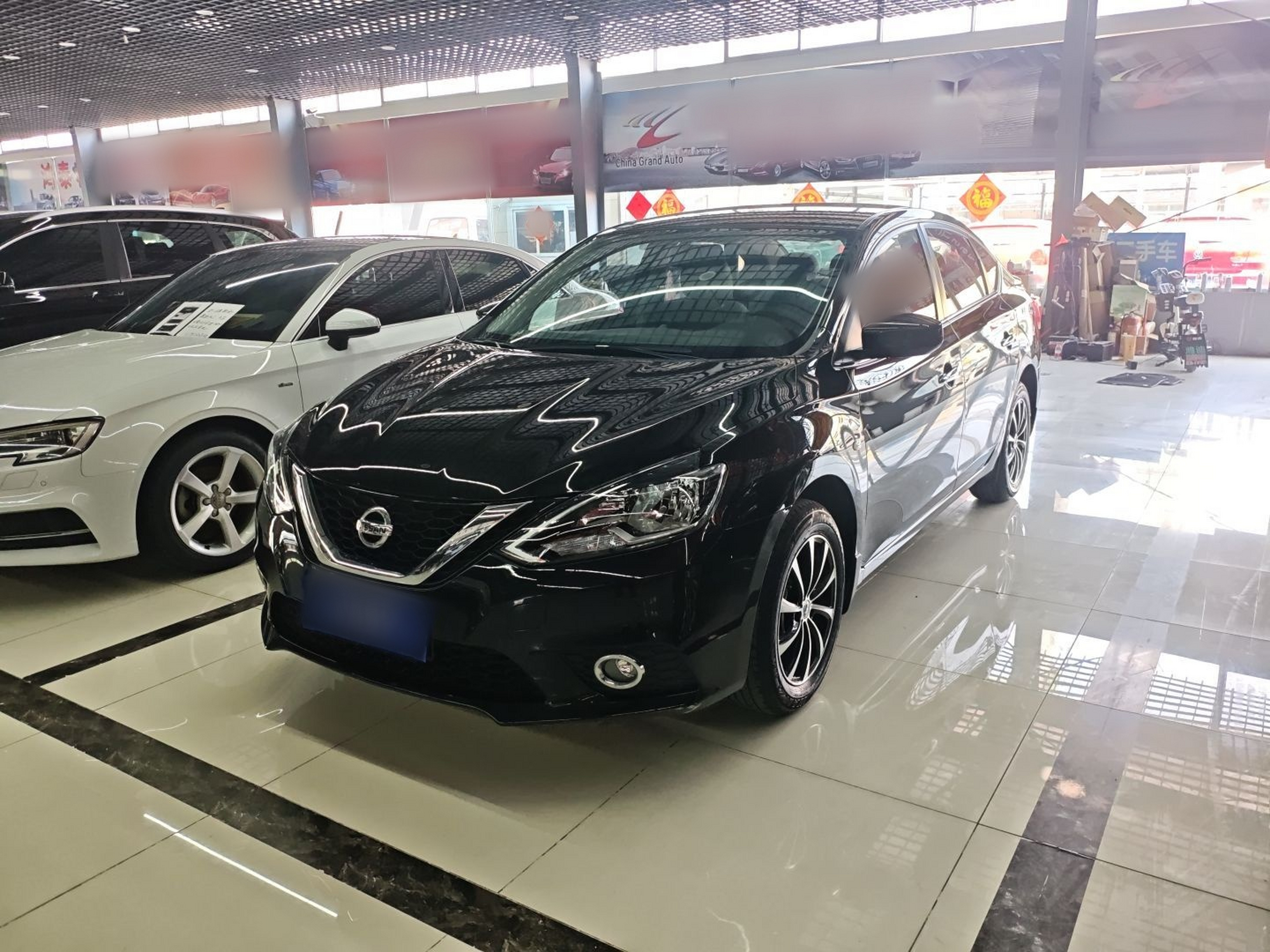 تحت مقدمة السيارة