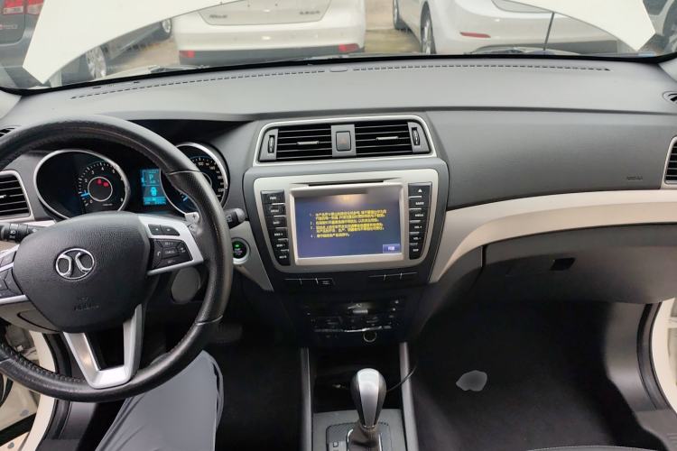 Used BAIC Senova X65 2015 2.0T Automatic Elite Model Center Console