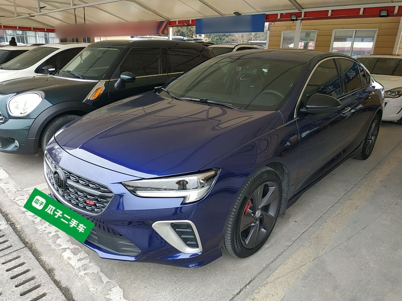 تحت مقدمة السيارة