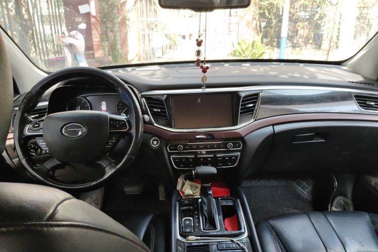 Used GAC Trumpchi GS8 2017 320T Two-Wheel Drive Luxury Smart Connectivity Version (7 Seats) Center Console