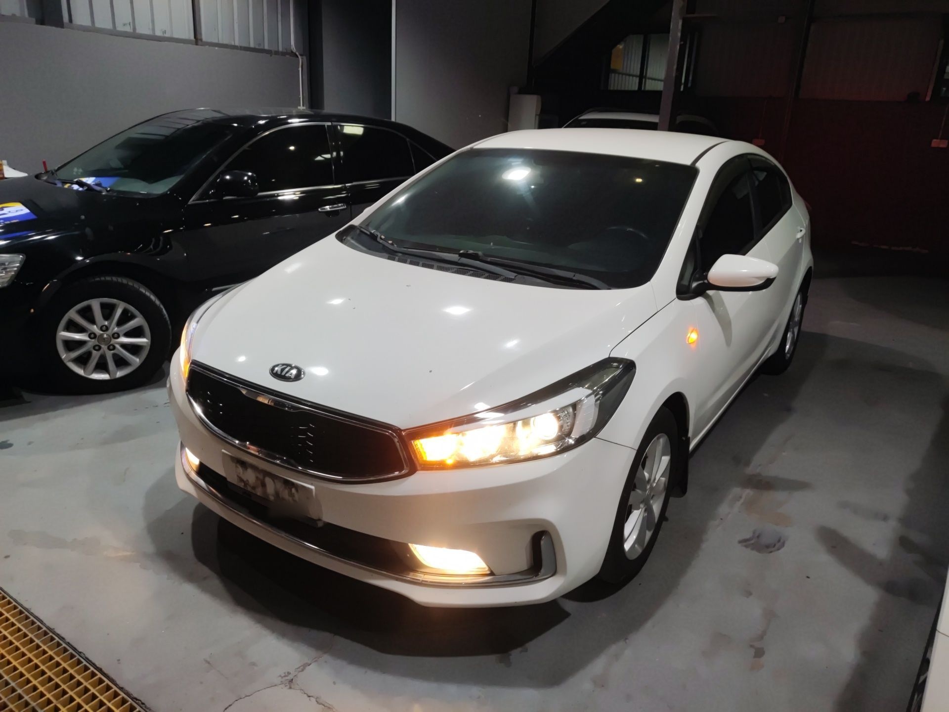 تحت مقدمة السيارة