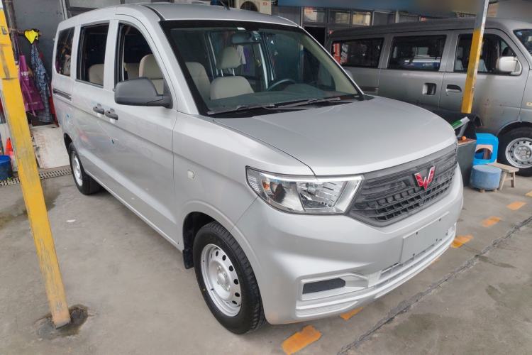 Used Wuling Hongguang V 2022 1.5L Jingqu Edition Electric-Assist LAR Front Right 45 Deg