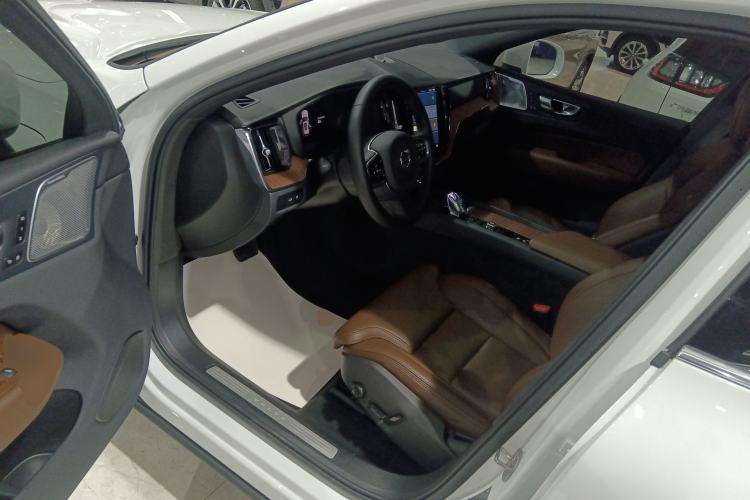 Used Volvo XC60 New Energy 2024 T8 Plug-in Hybrid Long-Range All-Wheel Drive Smart Luxury Edition
