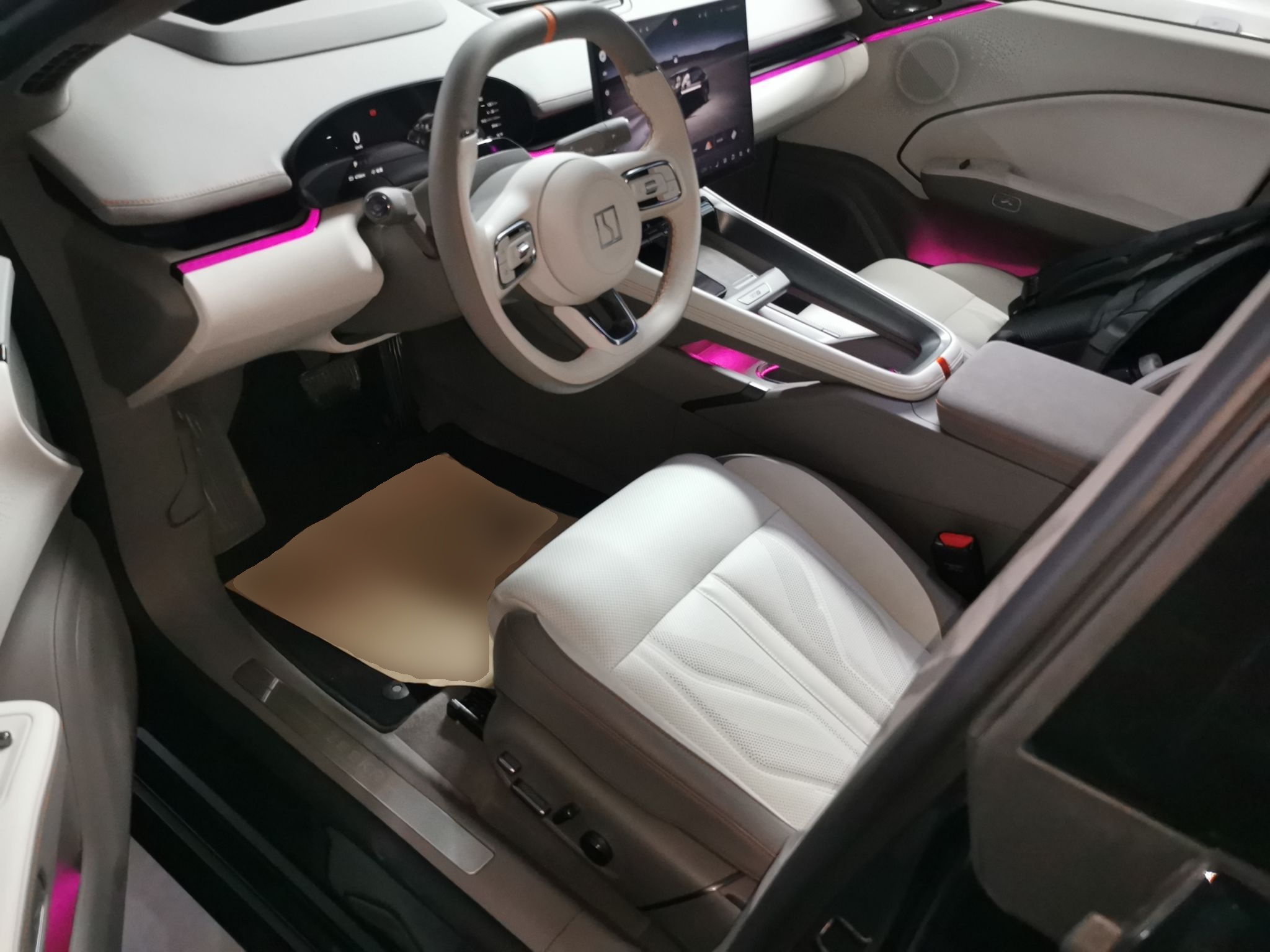 المقاعد الأمامية داخل السيارة