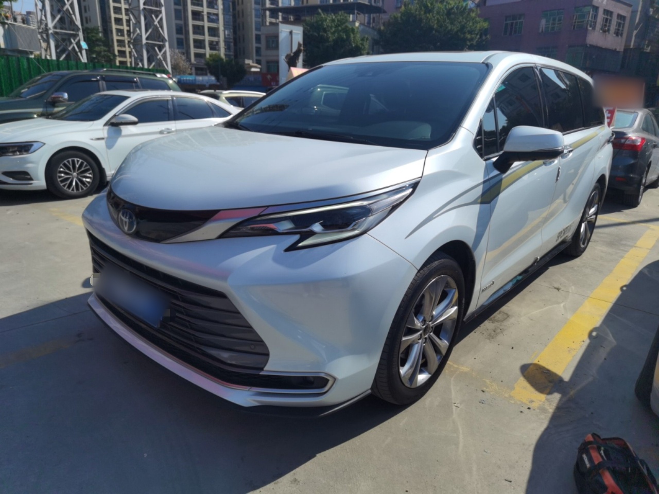 تحت مقدمة السيارة