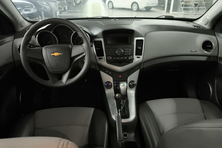 Used Chevrolet Cruze 2013 1.8L SE AT Center Console