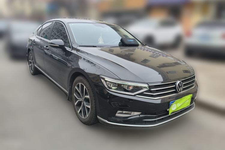 Used Volkswagen Magotan 2020 330TSI DSG Leading Model Front Right 45 Deg