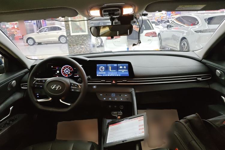 Used Hyundai Elantra 2021 1.5L CVT LUX Prestige Edition Center Console
