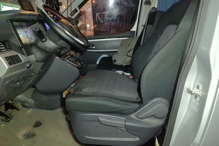 Used Dongfeng Yufeng 2023 V9+ 2.0T Manual Front-Wheel-Drive Multi-Function Mid-Roof Van with 7/8/9 Seats
