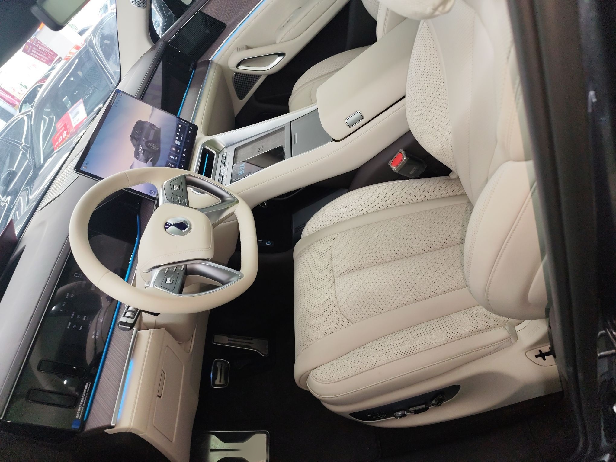 المقاعد الأمامية داخل السيارة