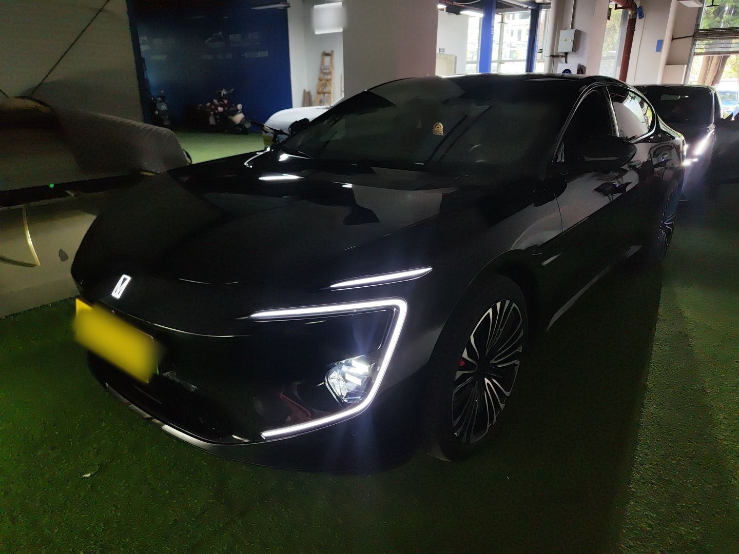 تحت مقدمة السيارة