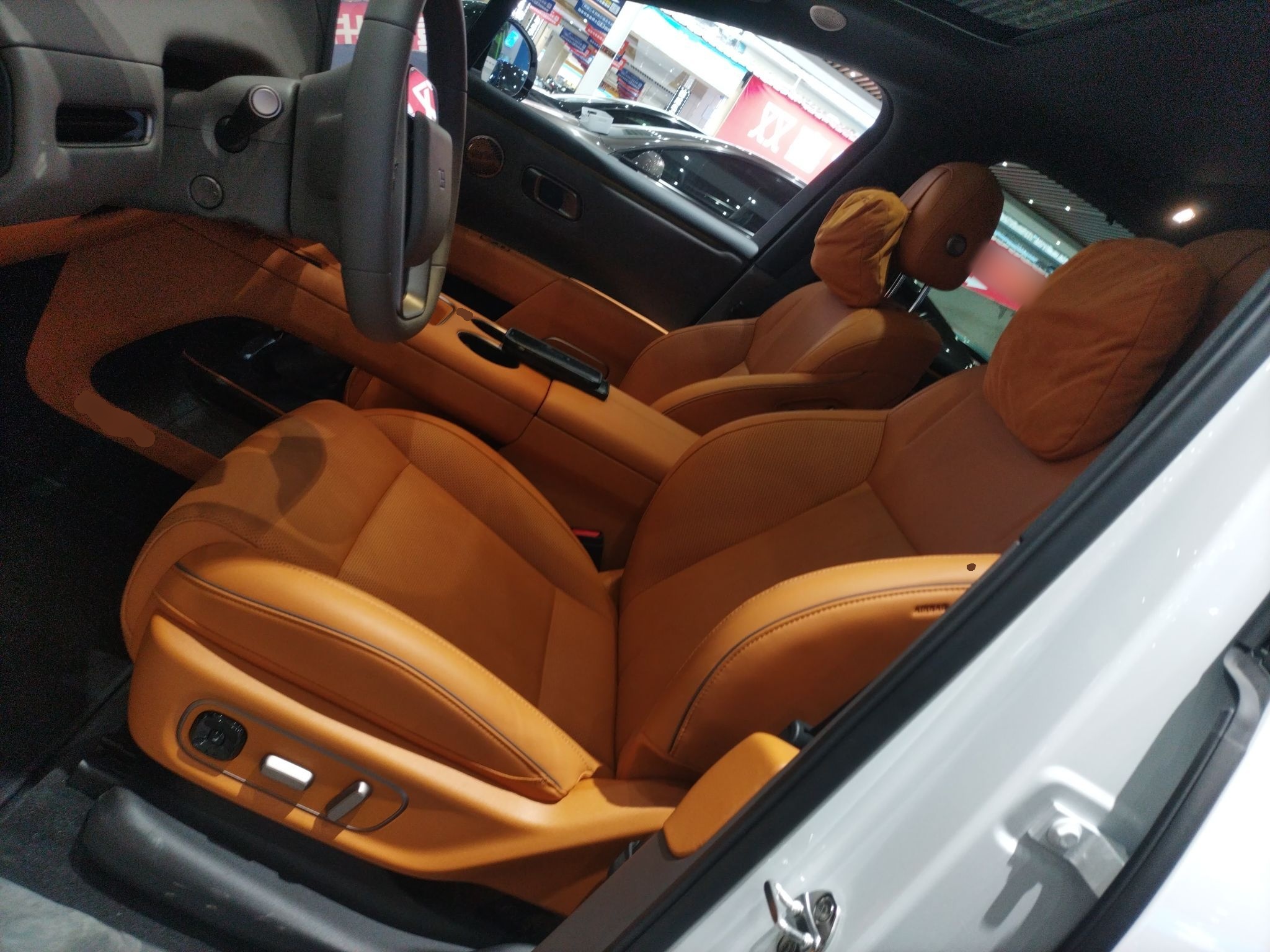 المقاعد الأمامية داخل السيارة