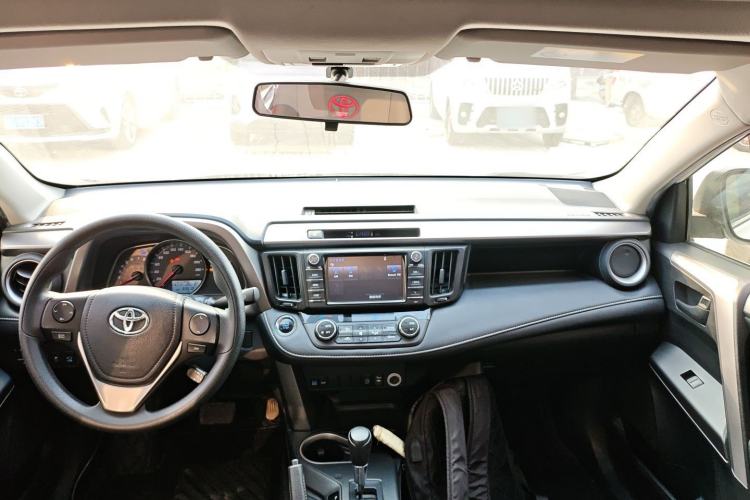 Used Toyota RAV4 2016 2.0L CVT Two-Wheel Drive Fashion Edition China V Standard Center Console