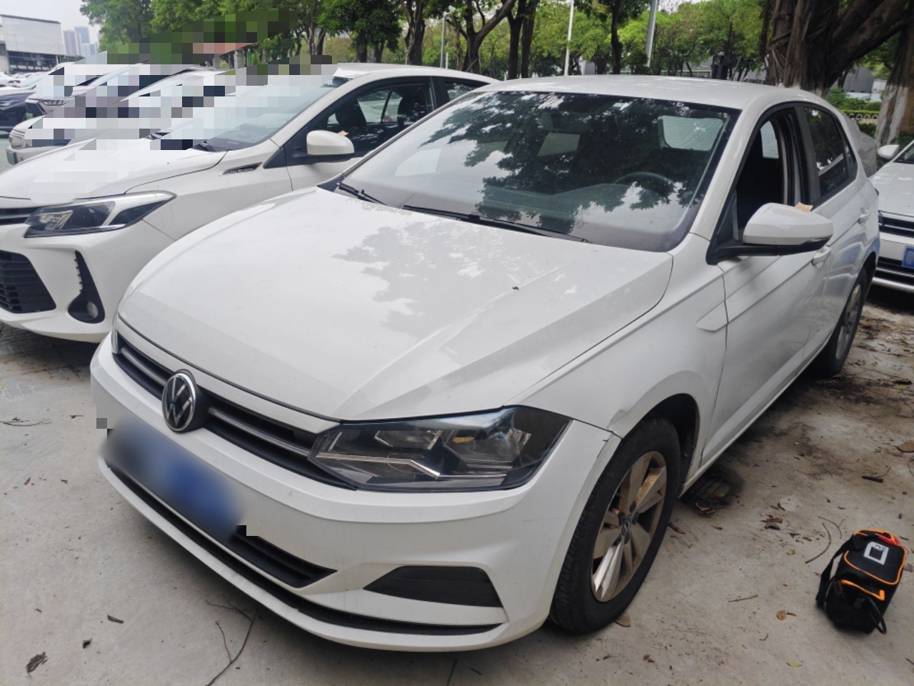 Под передней частью автомобиля