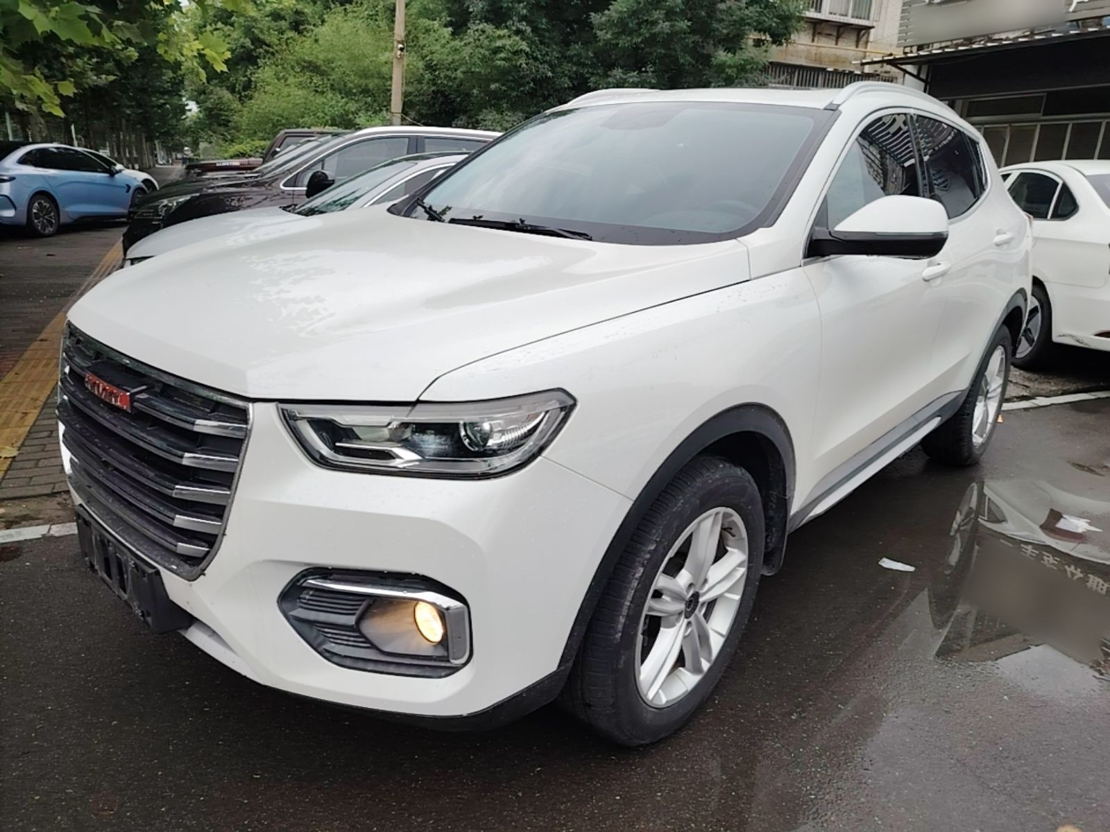 Под передней частью автомобиля