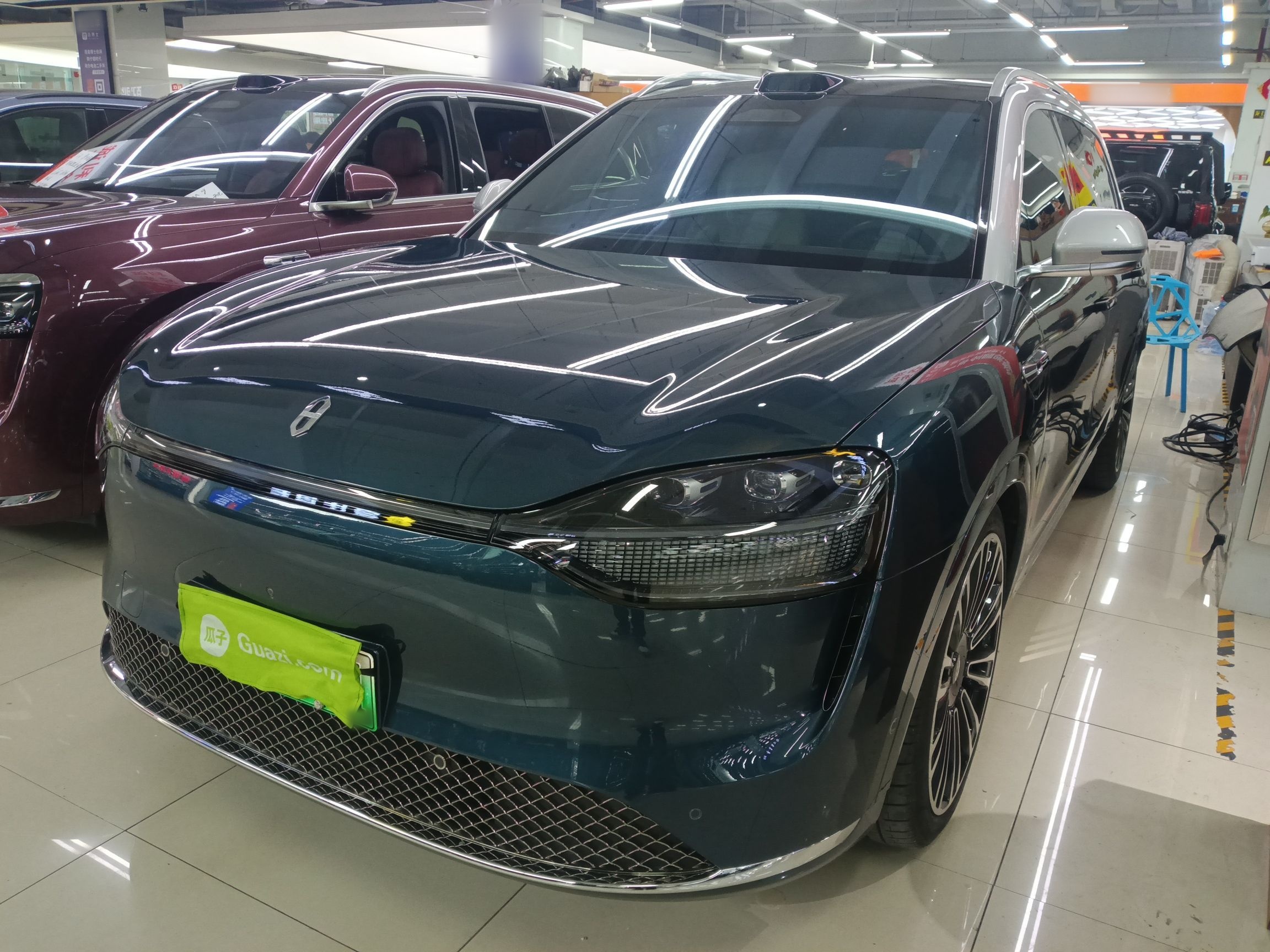 تحت مقدمة السيارة