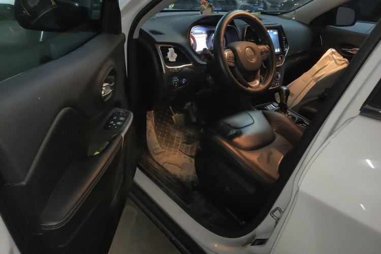 Used Jeep Cherokee 2019 2.0T Two-Wheel Drive Smart Enjoyment Version China V
