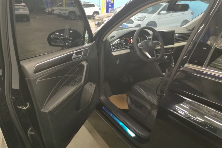 Used Volkswagen Tiguan L 2025 Model, Outstanding Version, 300TSI Automatic Two-Wheel Drive Longteng Edition Driver Seat