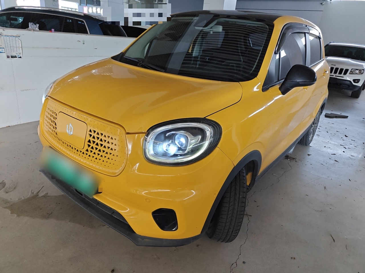 تحت مقدمة السيارة