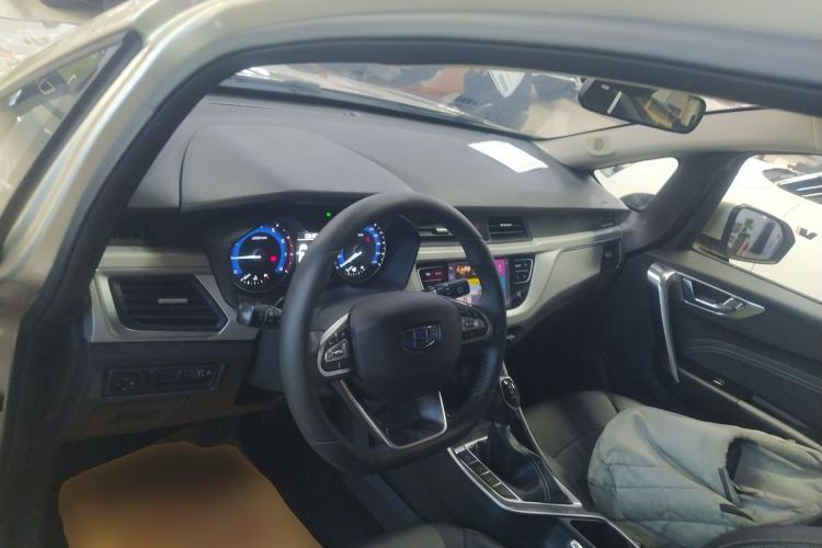 Used Geely Auto Vision X3 2019 Upgraded Model 1.5L CVT Prestige Version Center Console