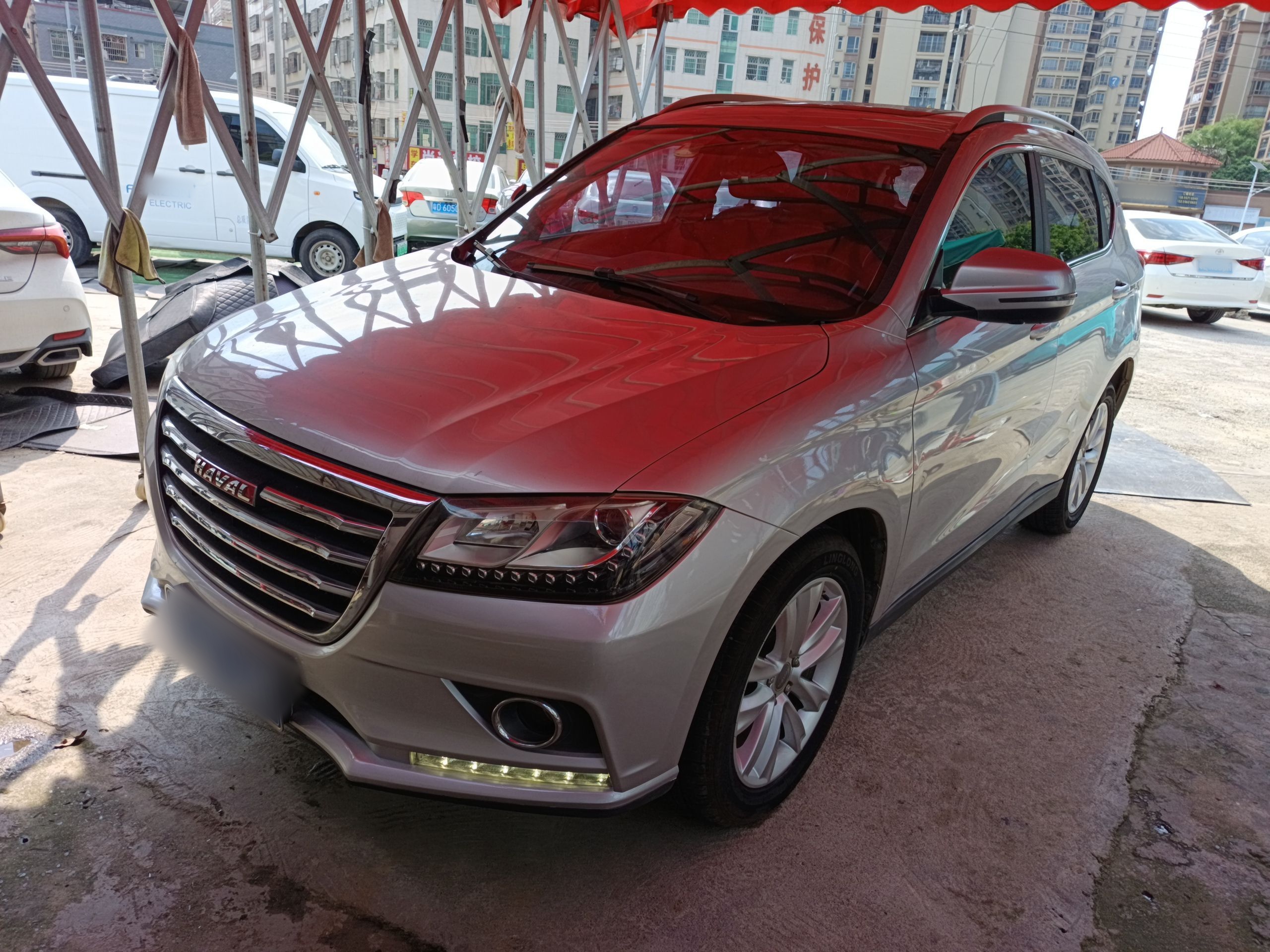 تحت مقدمة السيارة