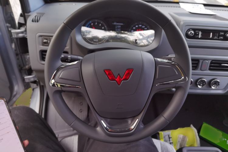 Used Wuling Yangguang 2024 300KM Comfort Version Passenger Van 75kW
