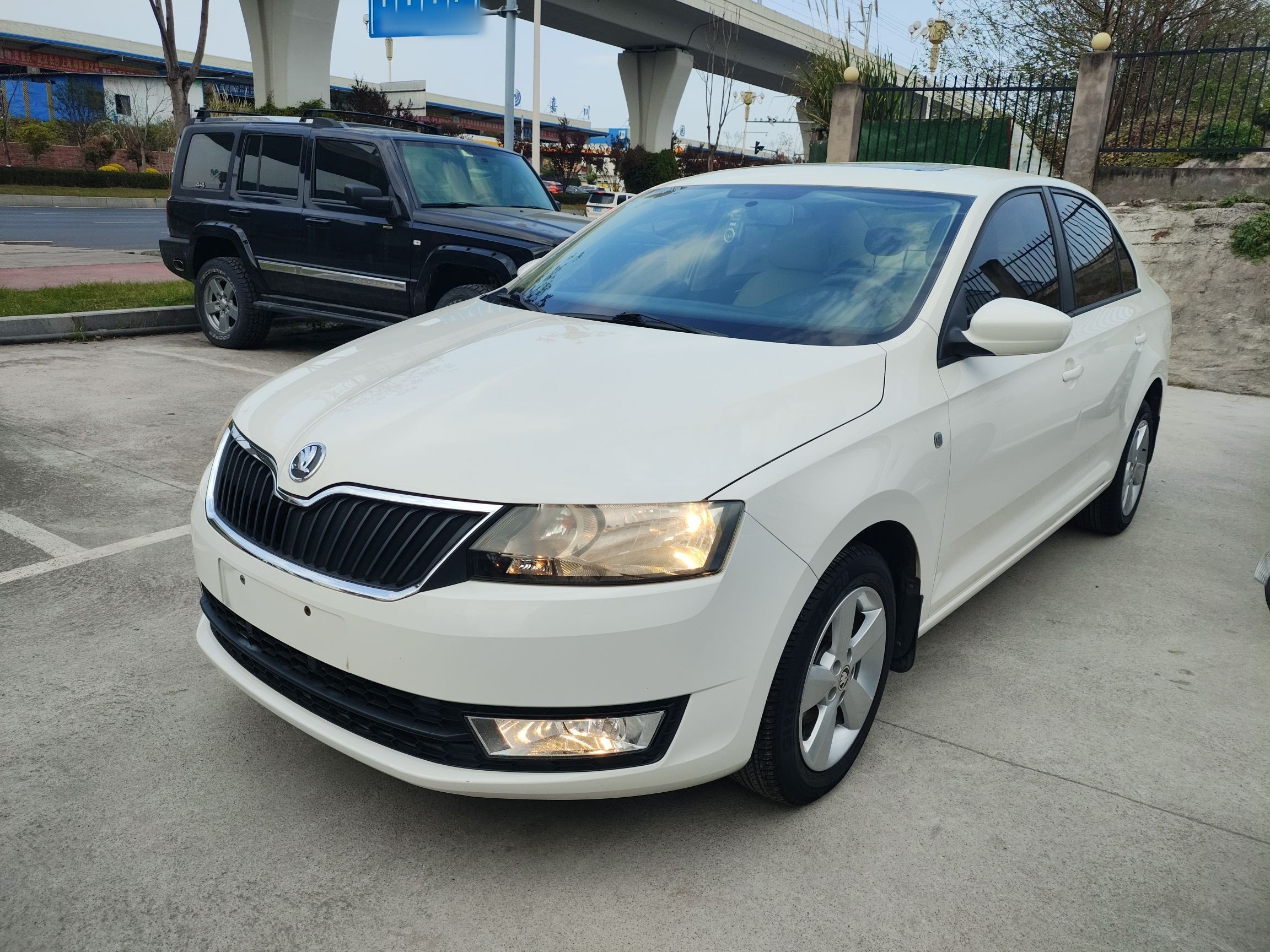 Под передней частью автомобиля