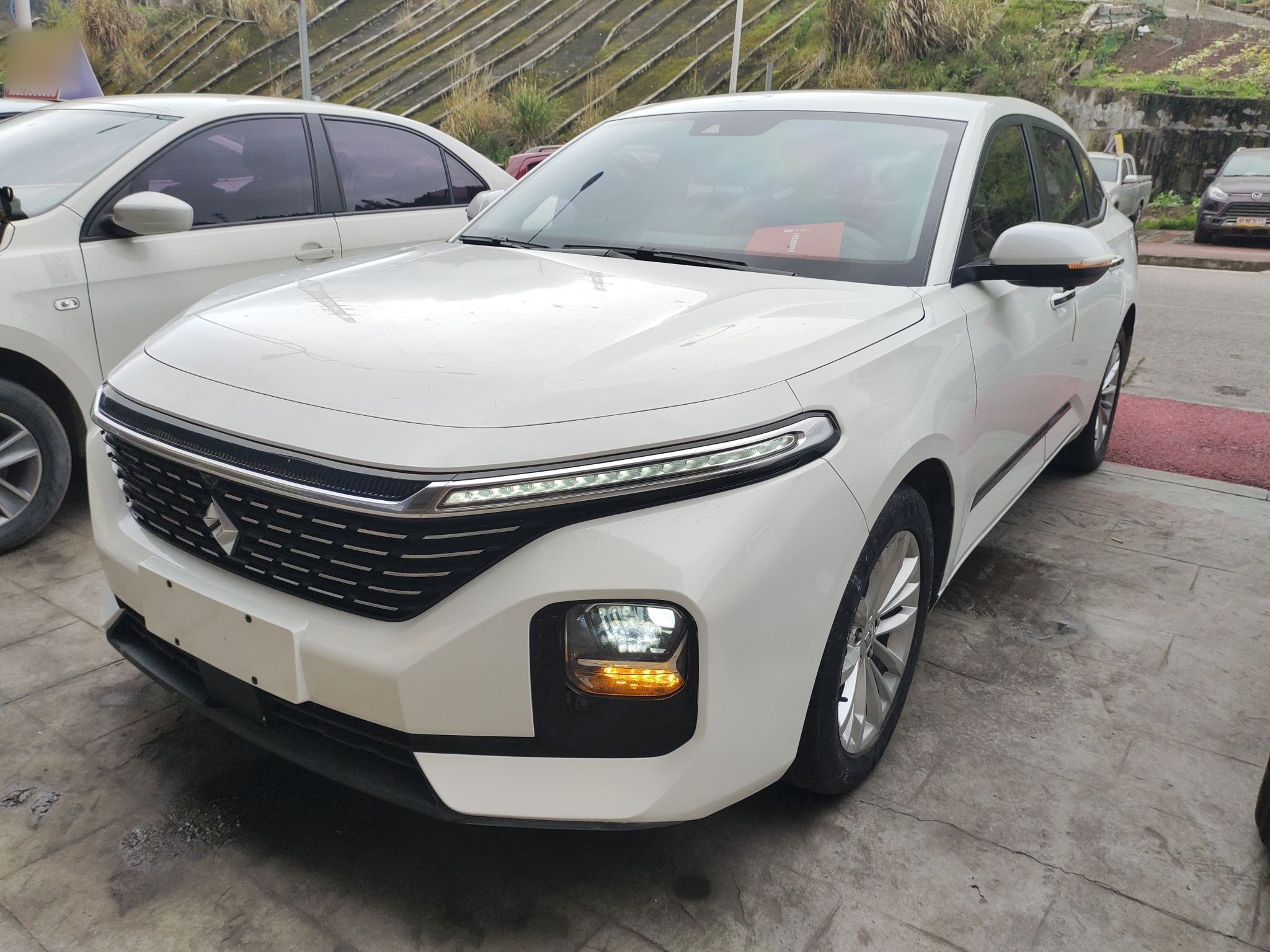 تحت مقدمة السيارة