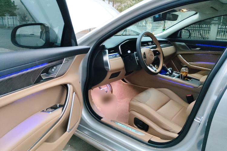 Used Jaguar XFL 2025 Model—2.0T P250, Two-Wheel Drive, Premium Luxury Edition Driver Seat