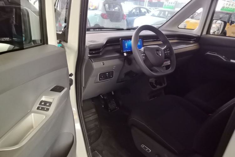 Used Foton Scenic i7 2025 Professional Logistics Short-Wheelbase Front-Wheel Drive CATL 41.86 kWh Premium Edition Flat Roof Single Tire 2 Seats