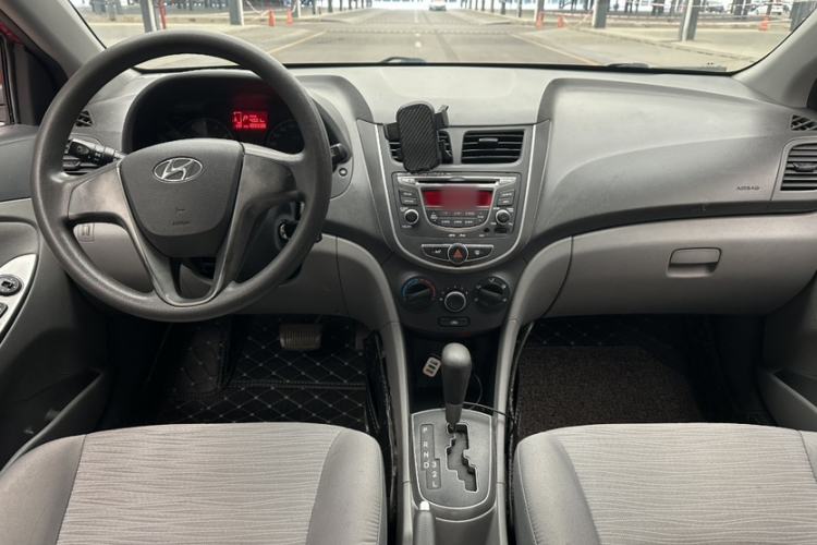 Used Hyundai Verna (older generation) 2014 1.4L Automatic Smart GLS Interior 3