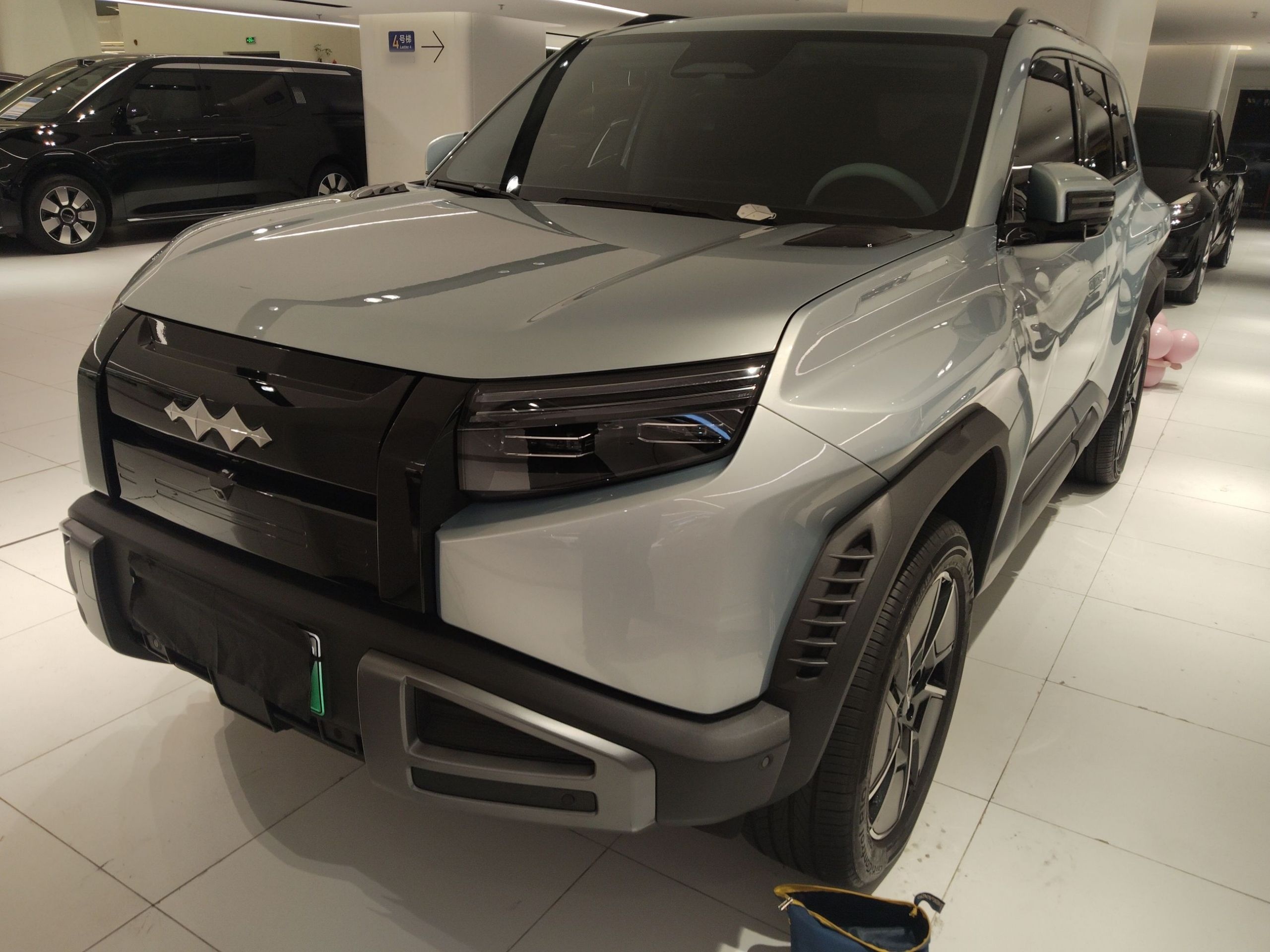 تحت مقدمة السيارة