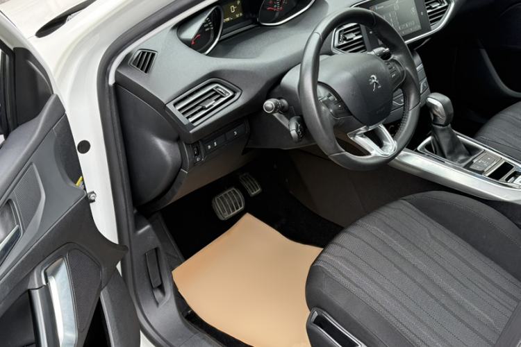 Used Peugeot 308S 2015 1.6T Automatic Jingchi Edition Interior 4