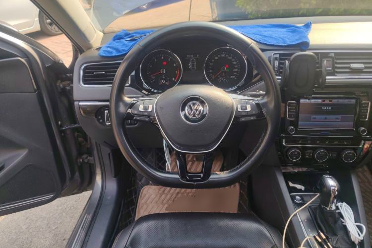 Used Volkswagen Sagitar 2015 230TSI Automatic Luxury Model Steering Wheel