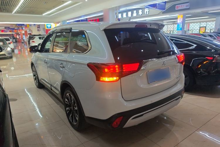 Used Mitsubishi Outlander 2019 2.4L 4x4 Zhi Xiang Edition 7 Seats China VI Standard