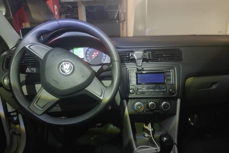 Used Skoda Rapid 2016 1.6L Manual Front-Wheel-Drive Version Center Console