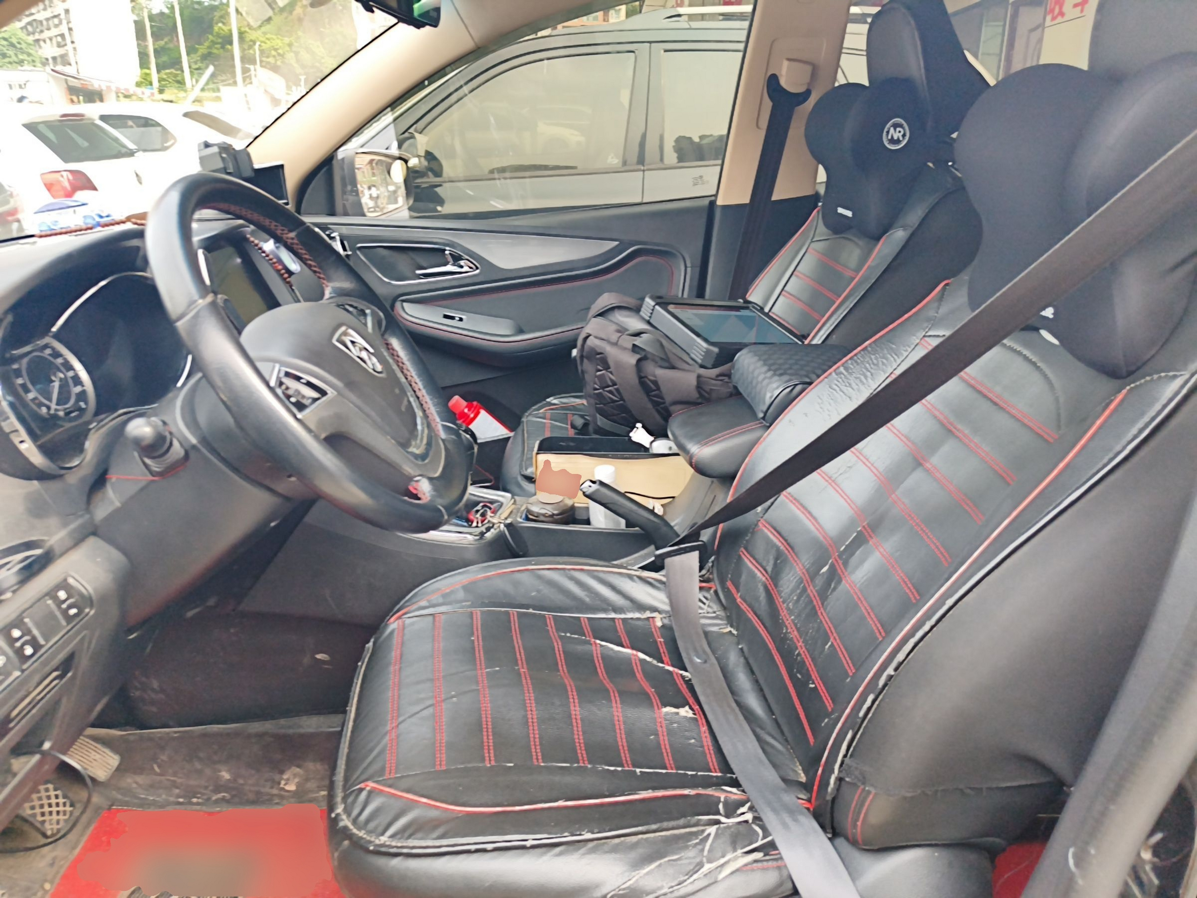 المقاعد الأمامية داخل السيارة