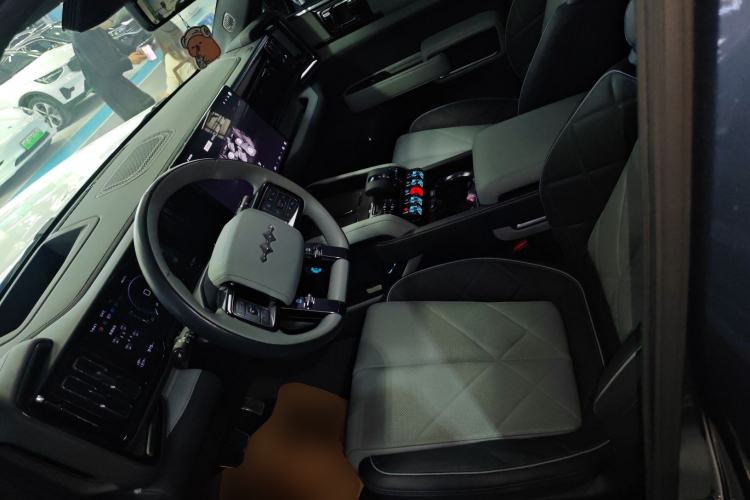 Used Formula Leopard 5 2023 Cloud Ride Flagship Edition Left Front Seat