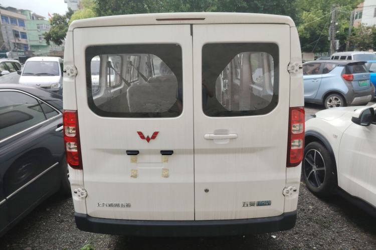 Used Wuling Yangguang 2024 300KM Comfort Version Passenger Van 75kW