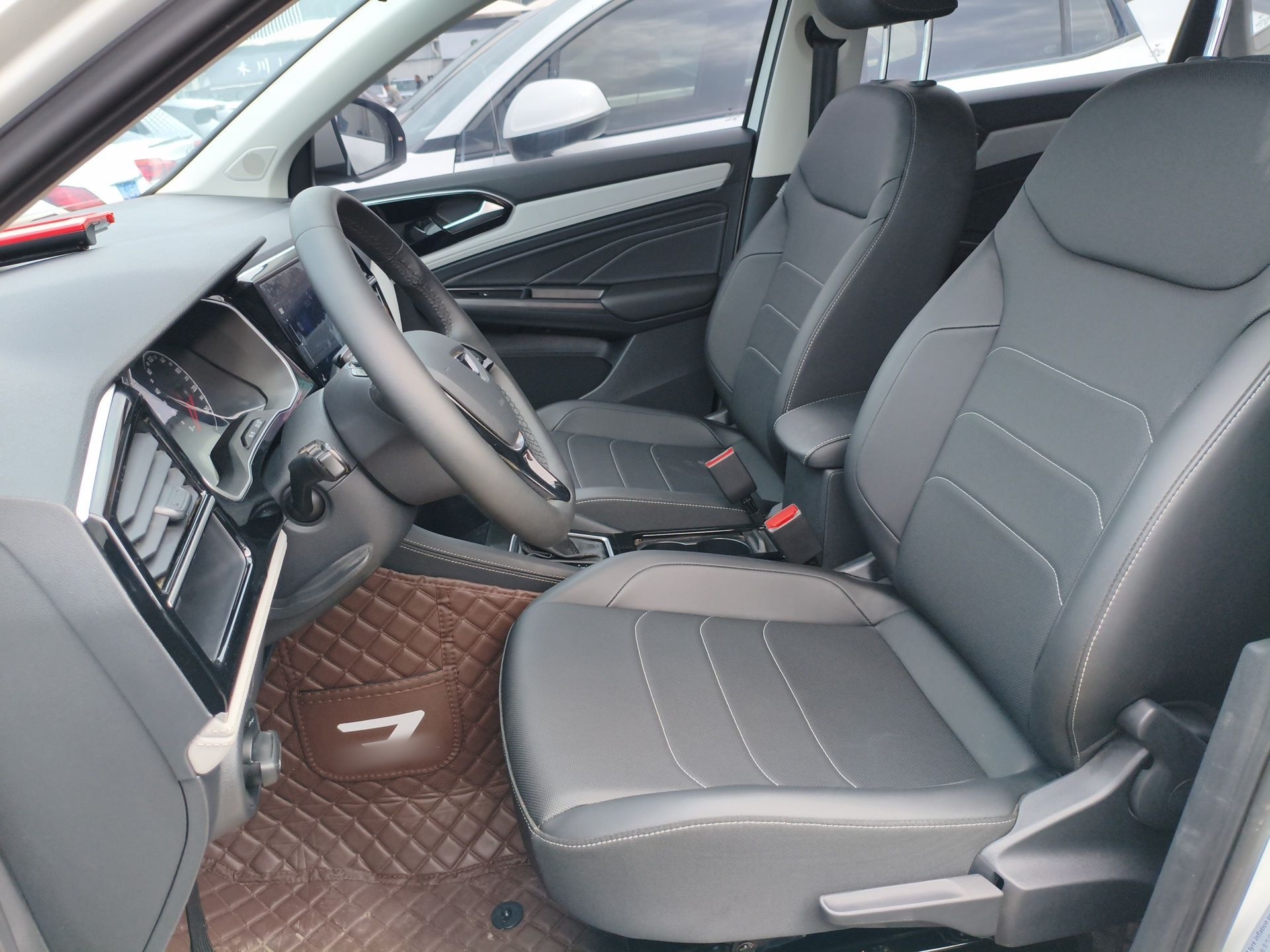 Переднее сиденье в автомобиле